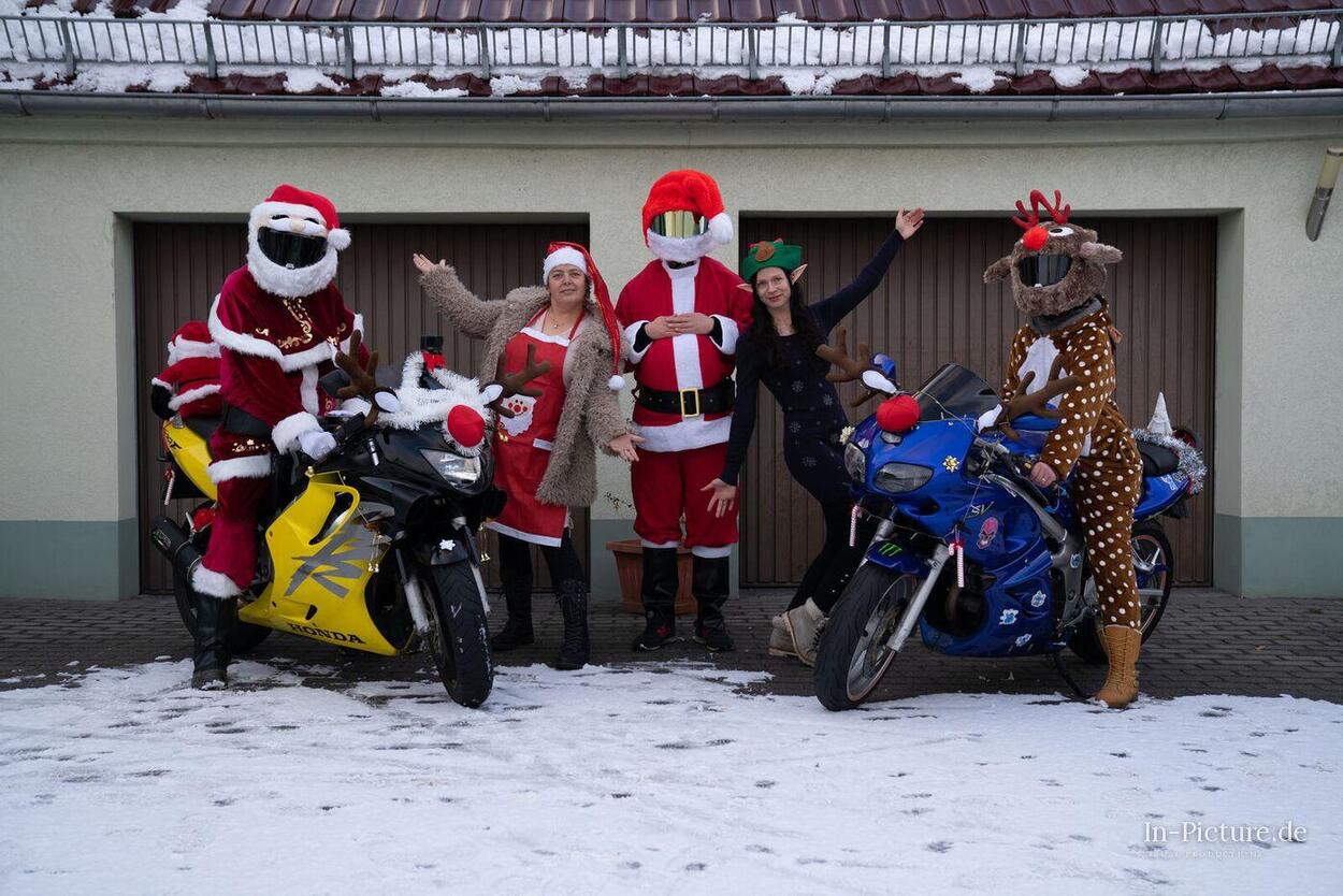 Weihnachtsfeier vor der Garage - Originalaufnahme